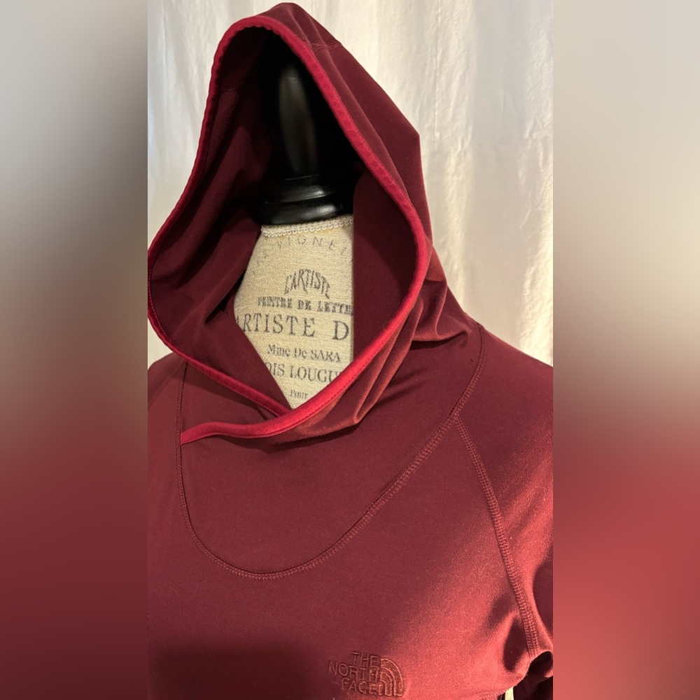 The North Face Women's Maroon Hooded Long-Sleeve Pullover - Picture 4 of 11